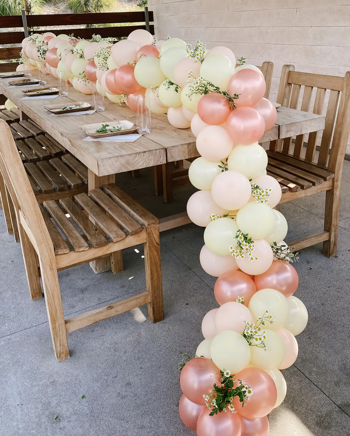 centre de table avec ballons couleurs rose gold jaune fleurs