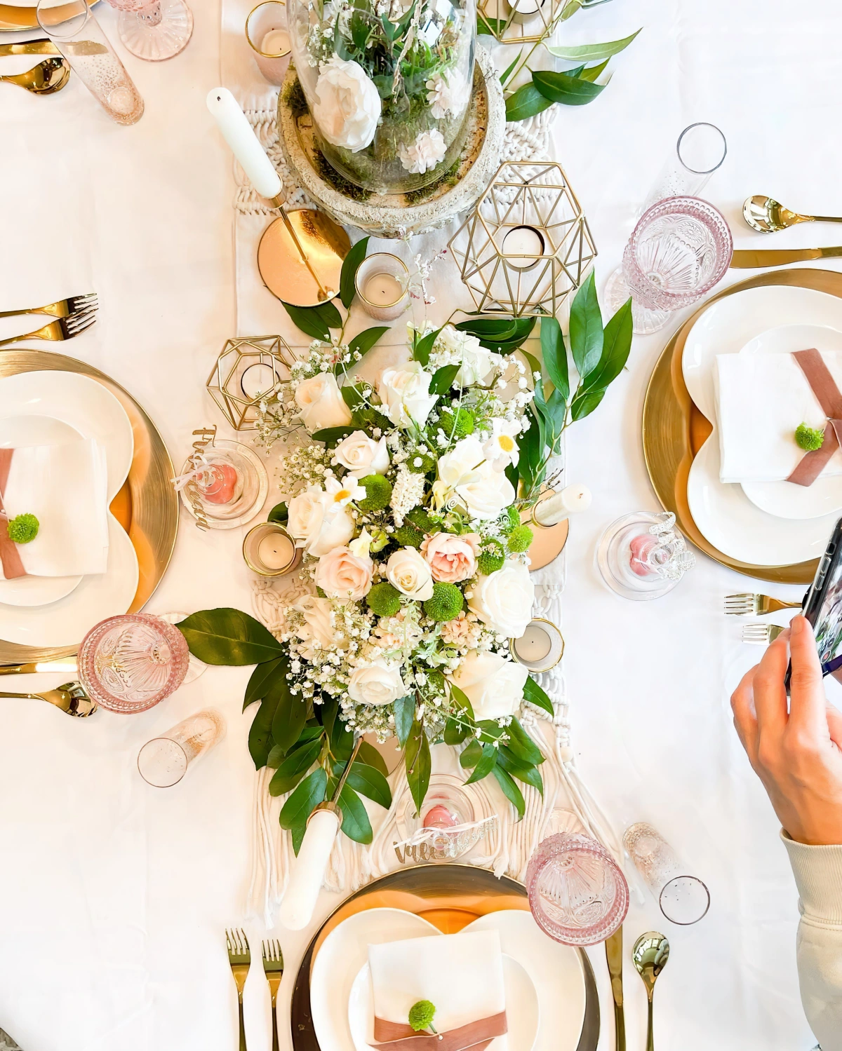 centre de table pour anniversaire bouquet rustique style roses blanches