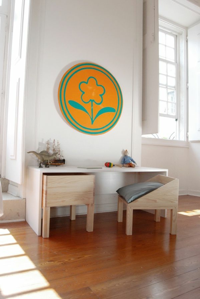 chaise-de-bureau-enfant-chaise-basse-en-bois-clair-sol-en-parquette-decoration-murale-mur-blanc
