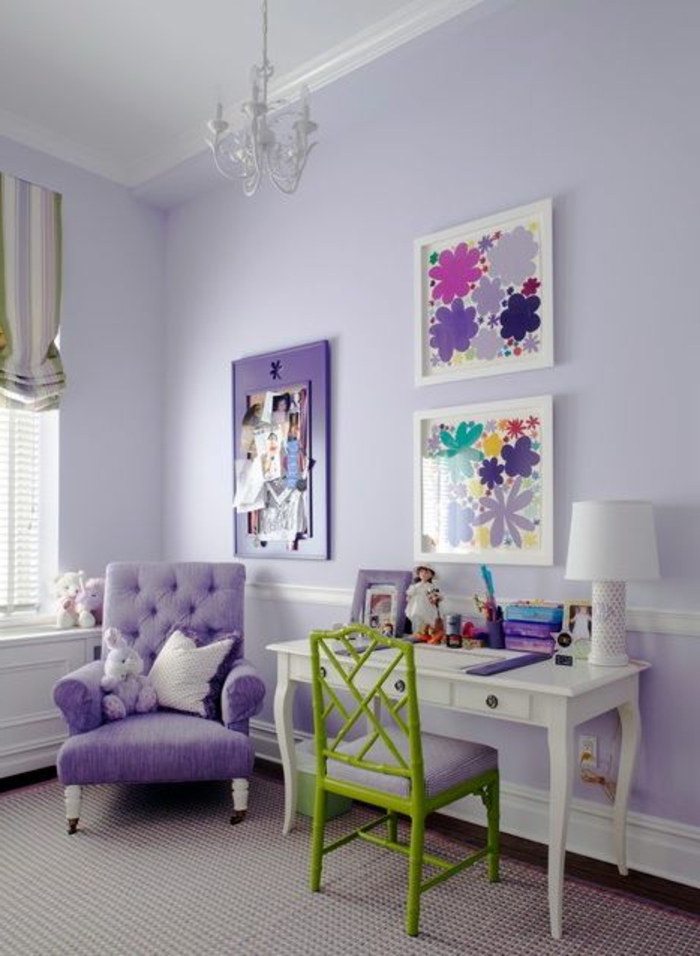 chaise-de-bureau-enfant-chambre-violet-sol-en-moquette-murs-colorés-fauteuil-fly