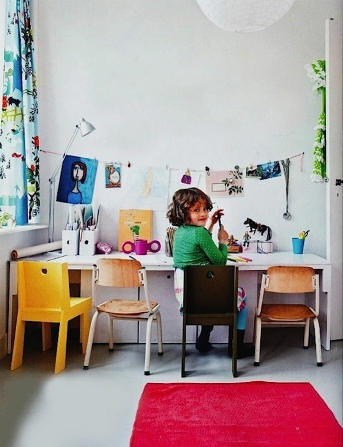 chaise-enfant-ikea-chambre-d-enfant-meubles-colorés-mur-blanc-avec-peinture-murale