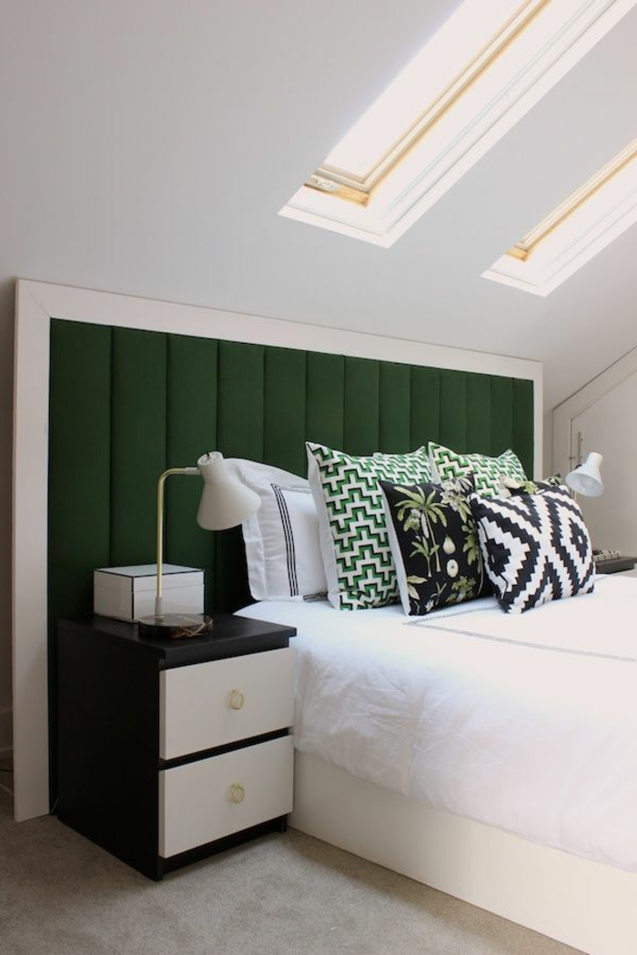 chambre-à-coucher-idéе-déco-chambre-parentale-lit-blanc-intérieur-sous-pente-mur-blanc-tete-de-lit-vert