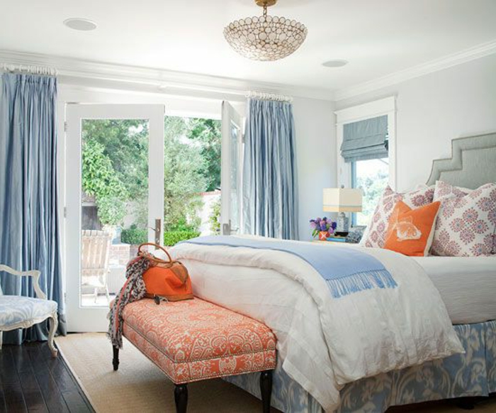 chambres-à-coucher-moderne-rideaux-bleus-lit-de-chambre-à-coucher-murs-blancs