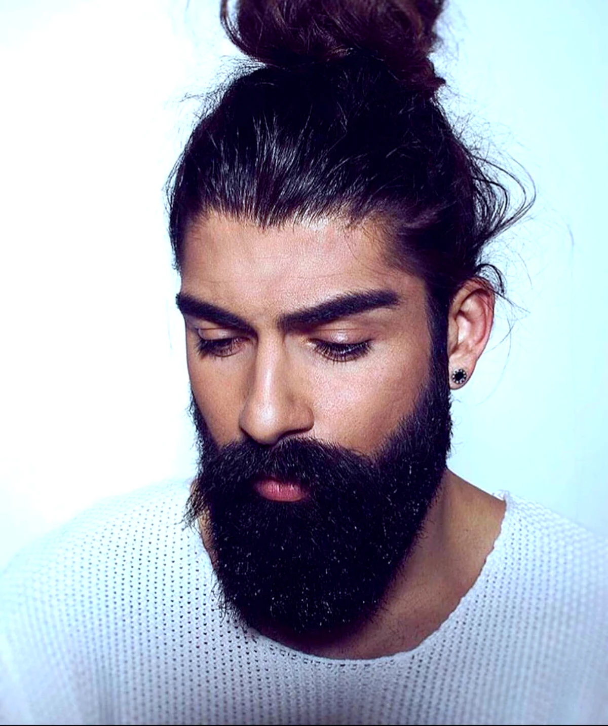 coiffure cheveux mi longs homme avec une grosse barbe