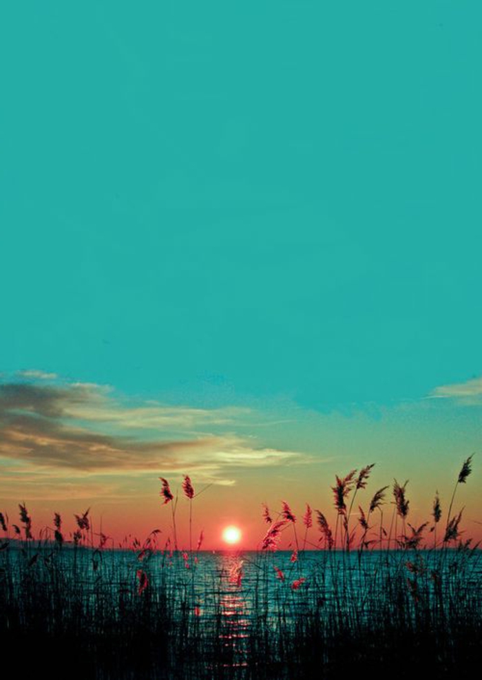 couche-de-soleil-pres-de-la-mer-pour-un-fond-d-écran-paysage