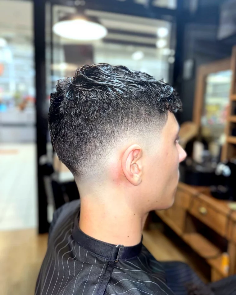 coupe de cheveux courte pour hommes boucles