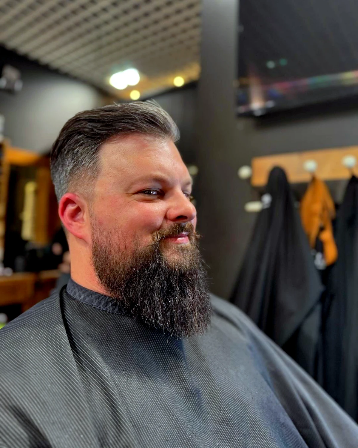 coupe de cheveux homme degrade avec une grosse barbe