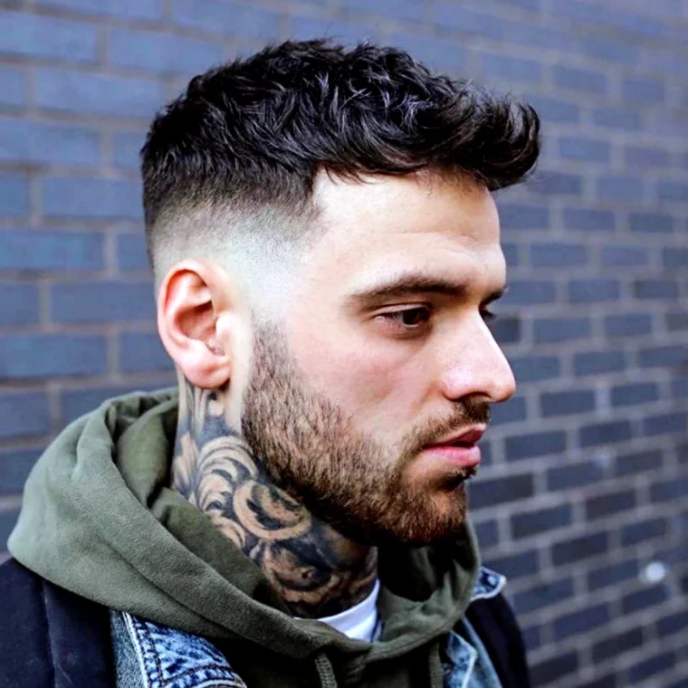 coupe de cheveux pour homme mid fade homme avec des tatouage sur le cou