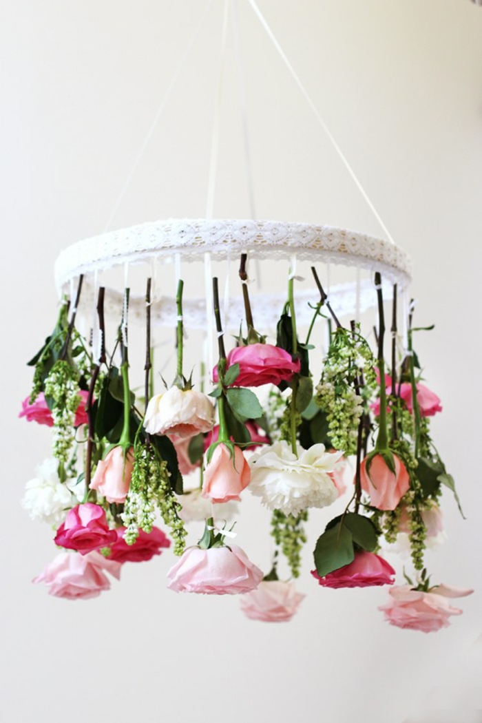 deco-salle-de-mariage-location-deco-mariage-fleurs-roses-polilée-lustre-originale-avec-roses