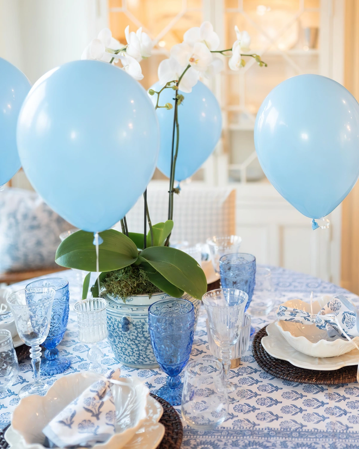 deco table anniversaire bleu ballons verres bleues nappe motifs