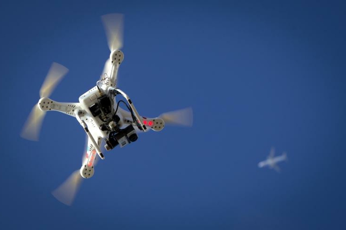 drone-télécommandé-un-drone-volant-sous-un-avion
