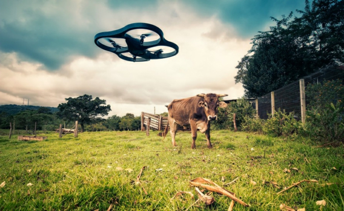 drone-télécommandé-un-drone-élégant-dans-la-campagne
