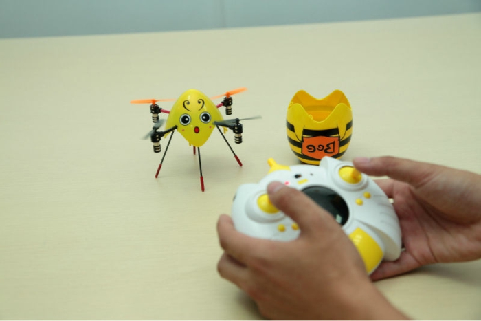 drone-télécommandé-un-petit-drone-jaune-jouet-sympa