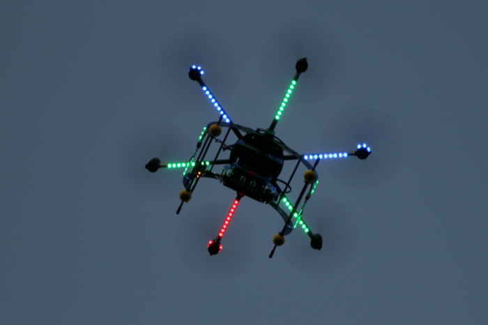 drone-télécommandé-un-vol-pendant-la-nuit