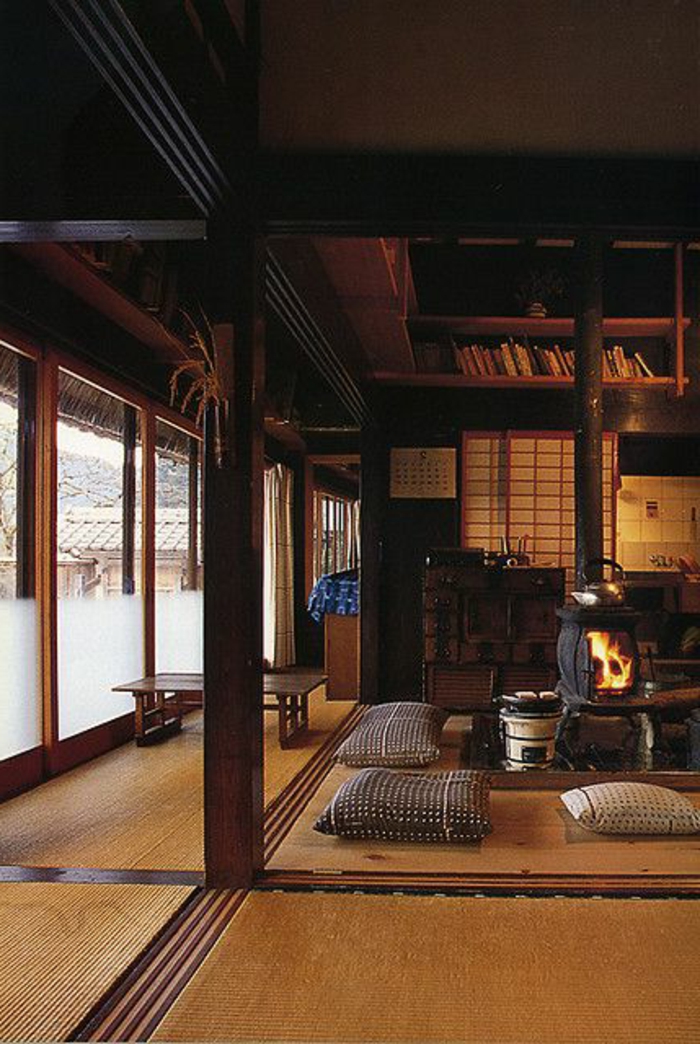 décoration-asiatique-intérieur-japonais-tapis-en-rotin-vaste-chambre-plafond-en-bois-foncé