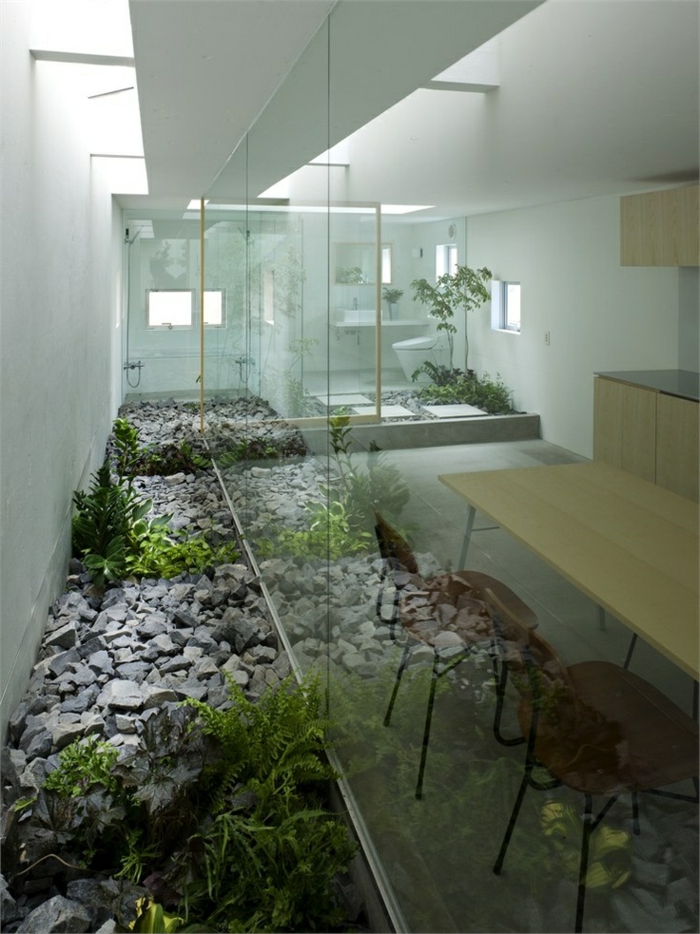 décoration-asiatique-intérieur-japonais-terrarium-plantes-vertes-mur-en-verre-maison-vaste-meubles