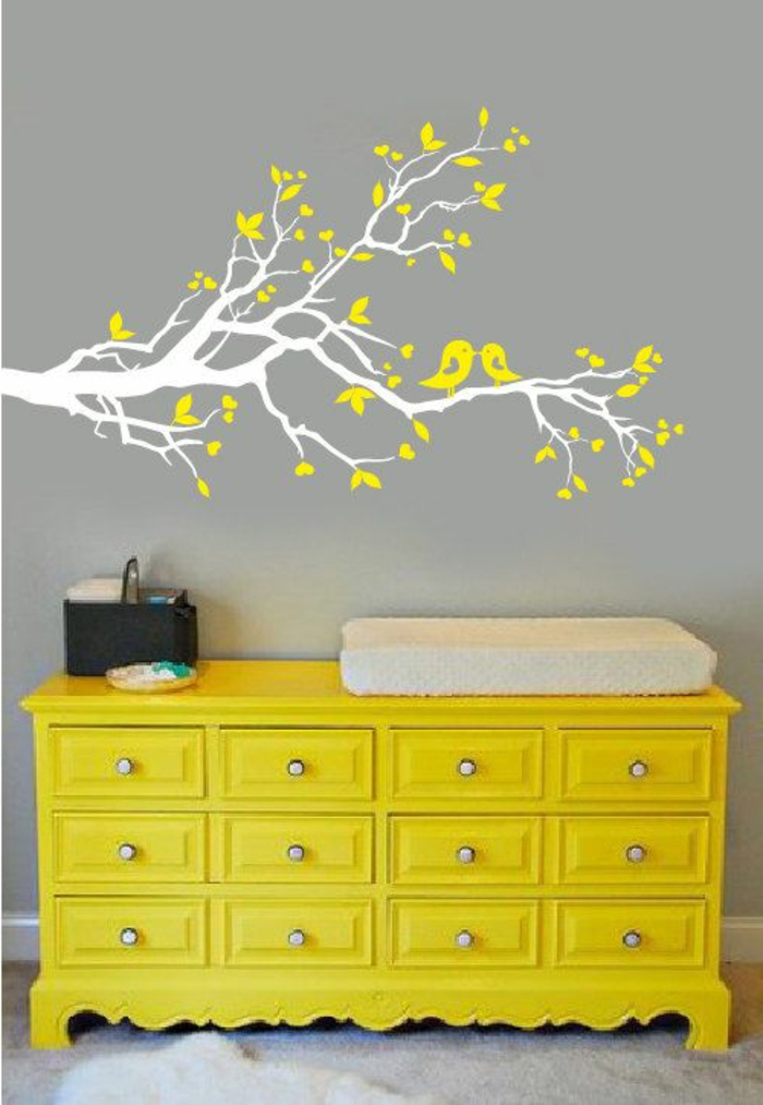 décorer-les-murs-avec-stickers-muraux-arbre-comment-décorer-sa-chambre-meuble-jaune