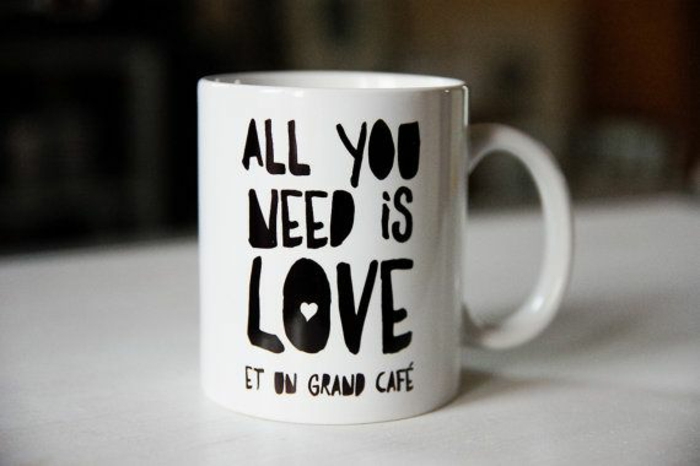 faire-mugs-personnalisés-mug-magique-personnalisé-originale-idée-citation-tout-ce-dont-on-a-besoin-est-amour-et-café