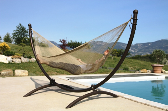 fateuil-relax-de-jardin-balancelle-de-jardin-support-hamac-de-jardin-autour-de-piscine