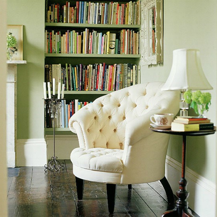 fauteuil-blanc-capitonné-assise-ronde-bibliothèque