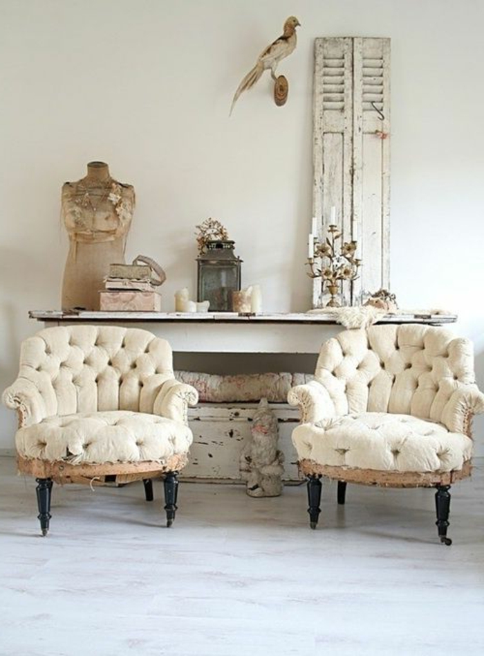fauteuil-blanc-deux-fauteuils-capitonnés-décor-avec-objets-anciens