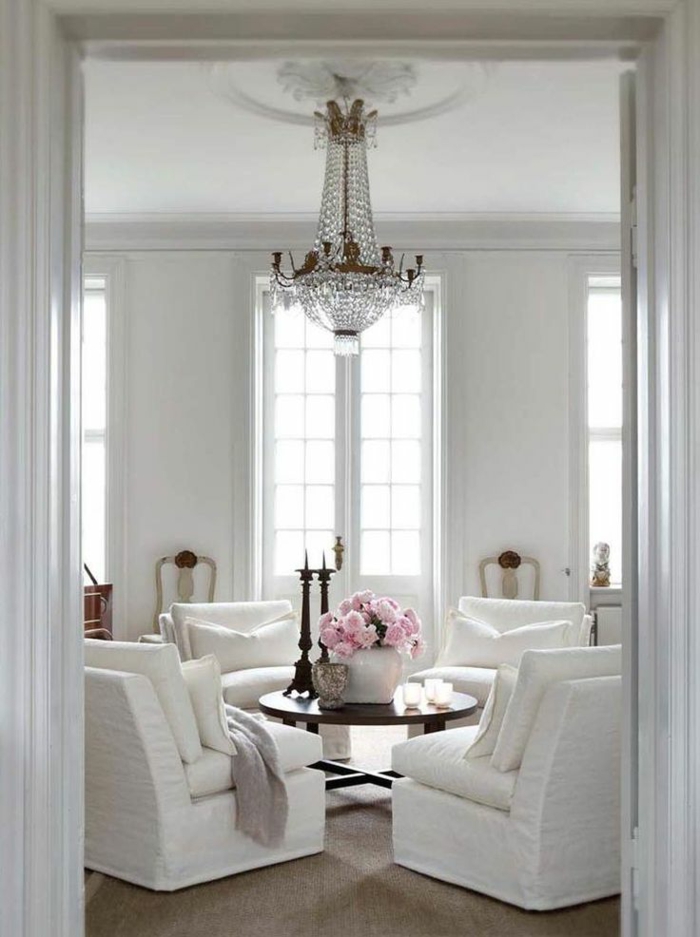fauteuil-blanc-fauteuils-blancs-chandelier-en-cristal-intérieur-blanc