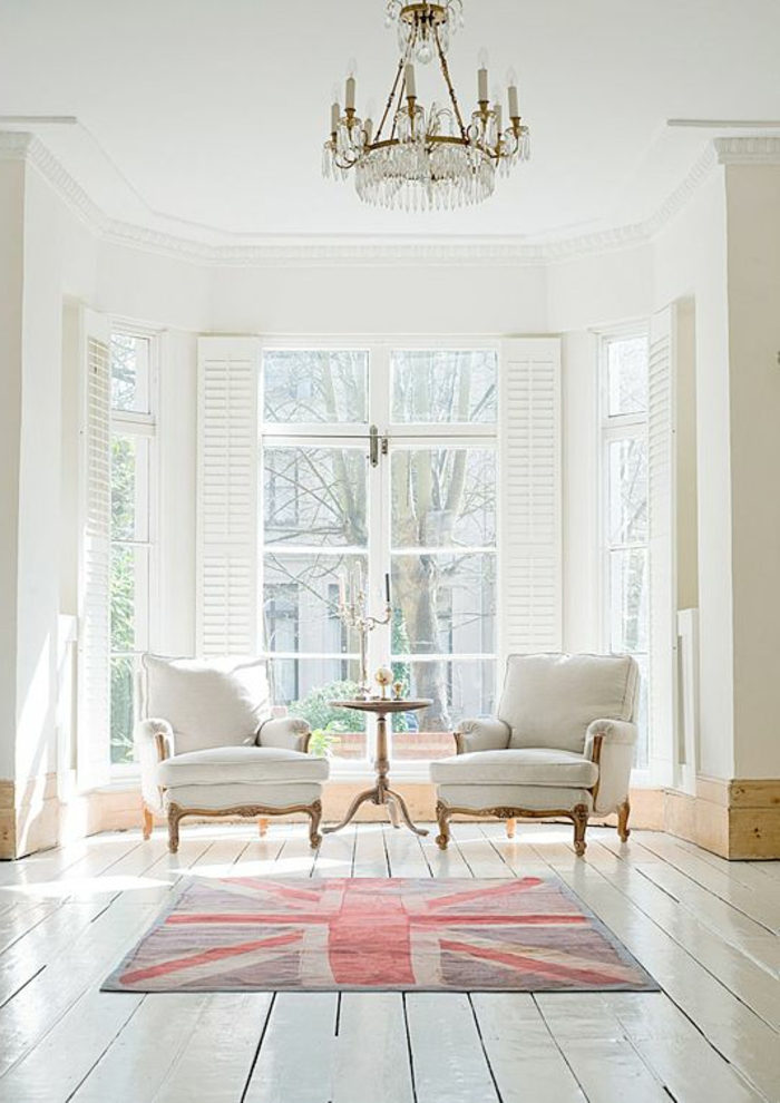 fauteuil-blanc-intérieur-splendide-deux-fauteuils-blancs-et-chandelier-superbe