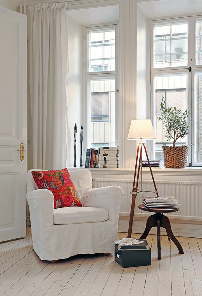 fauteuil-blanc-lampe-tripode-joli-intérieur-scandinave