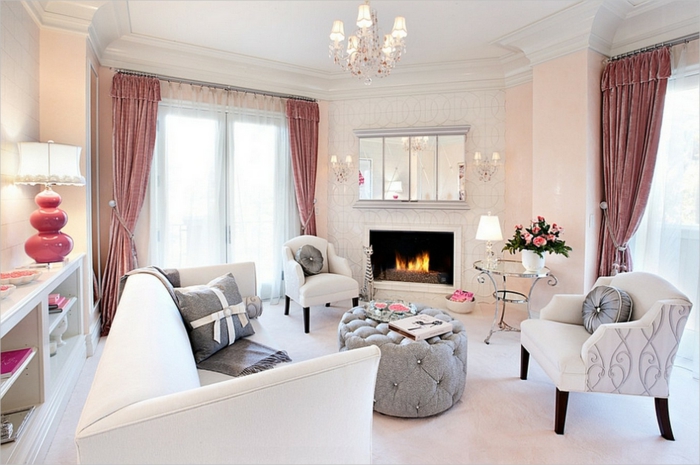 fauteuil-blanc-salle-de-séjour-classique-cheminée-grand-sofa-blanc