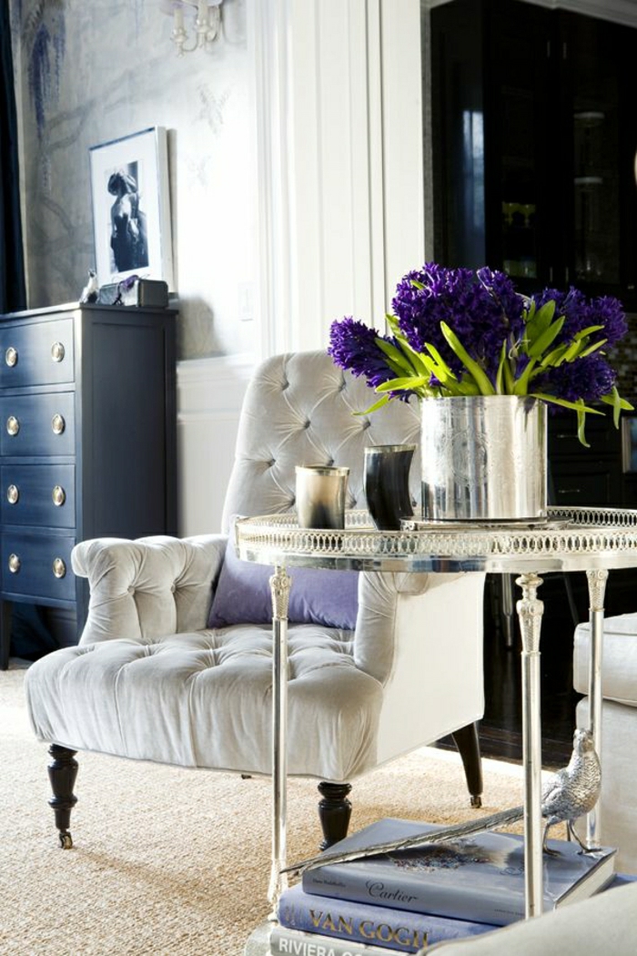 fauteuil-blanc-tapissé-design-vintage-table-ronde-originale