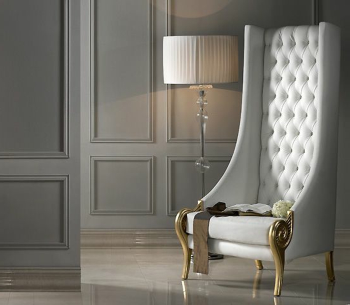 fauteuil-blanc-vintage-magnifique-à-haut-dossier
