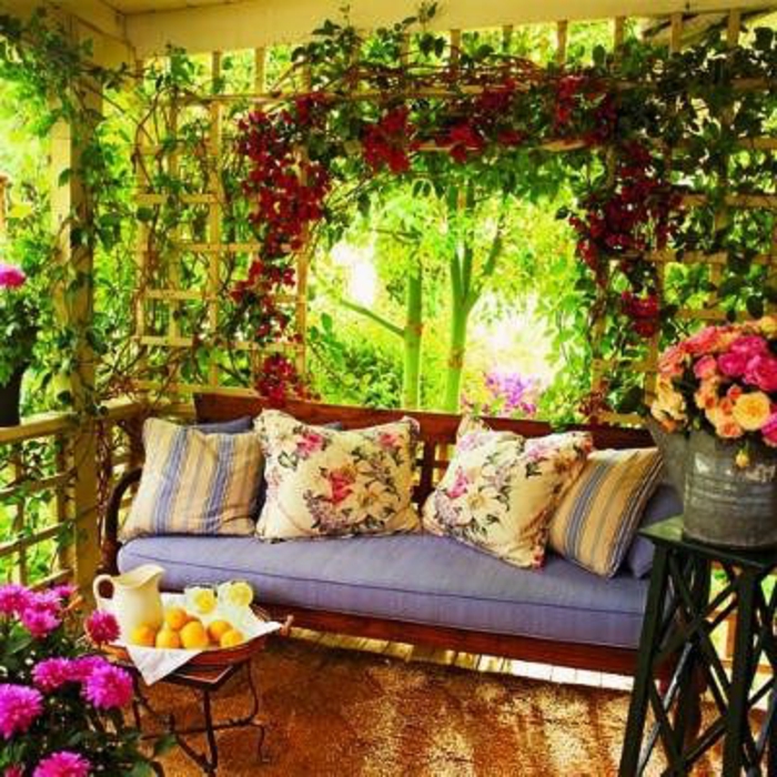 fleuri-son-balcon-avec-fleurs-d-extérieur-joli-cour-beacoup-de-fleur-dans-le-jardin