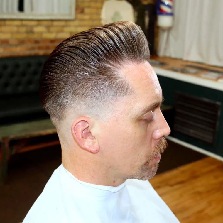 idee de coupe de cheveux pompadour avec une barbe