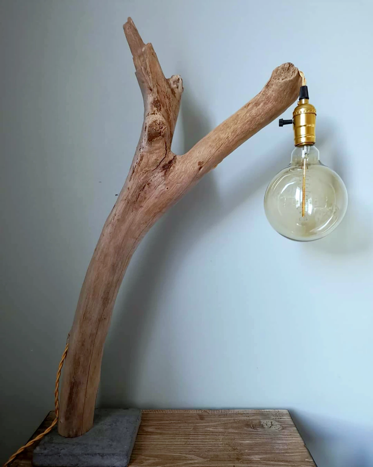 idee de une lampe toute simple avec du bois flotte