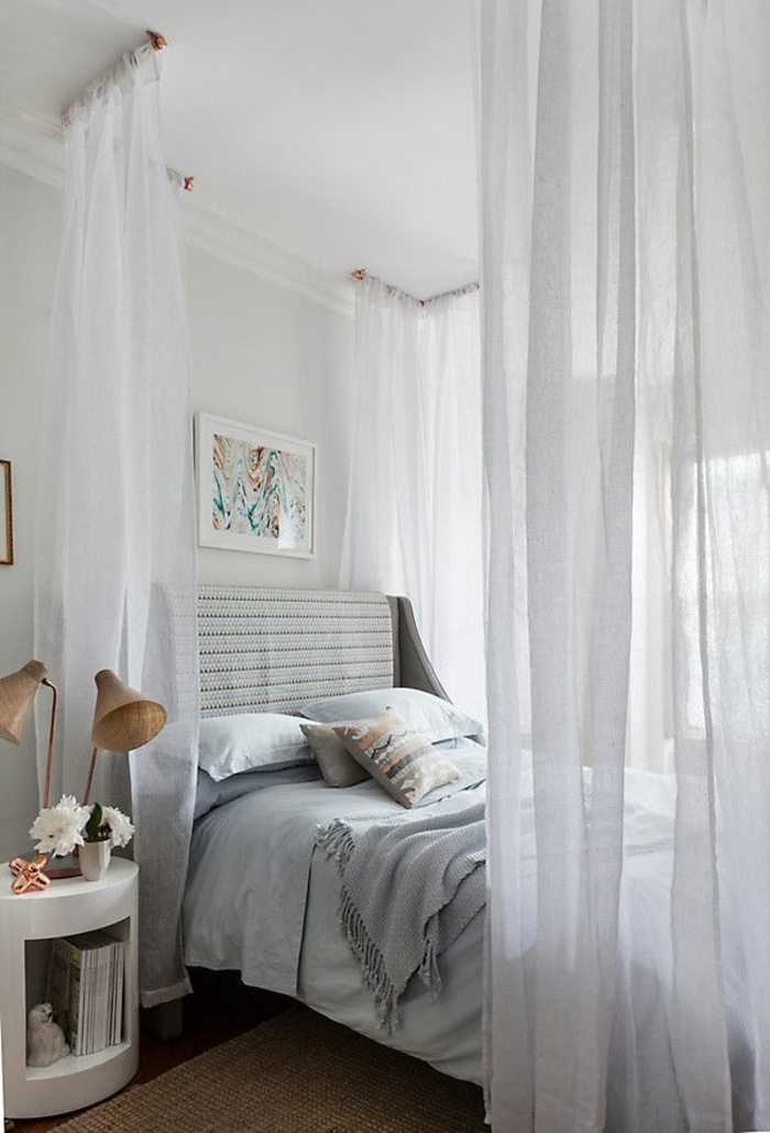 idéе-déco-chambre-parentale-lit-gris-avec-baldahin-gris-aménagement-pour-la-chambre-à-coucher