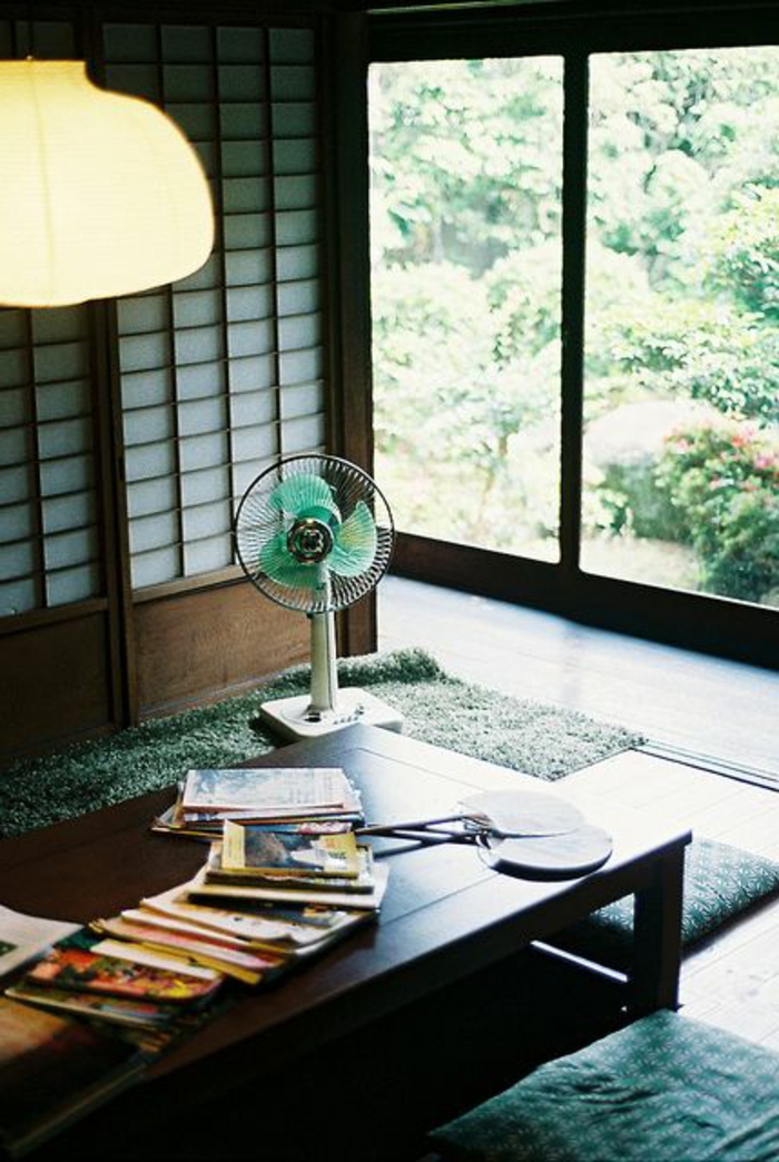intérieur-japonais-deco-japonaise-lustre-blanche-dans-le-salon-de-style-japonais