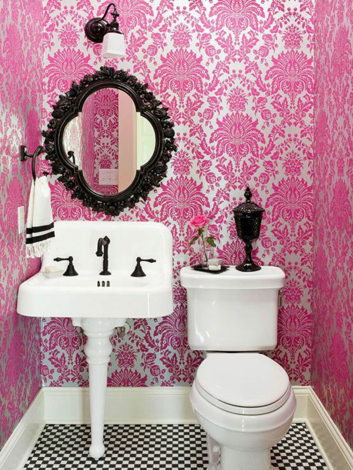 joli-papier-peint-intissé-pour-la-salle-de-bain-rose-mosaique-blanc-noir-dans-la-salle-de-bain