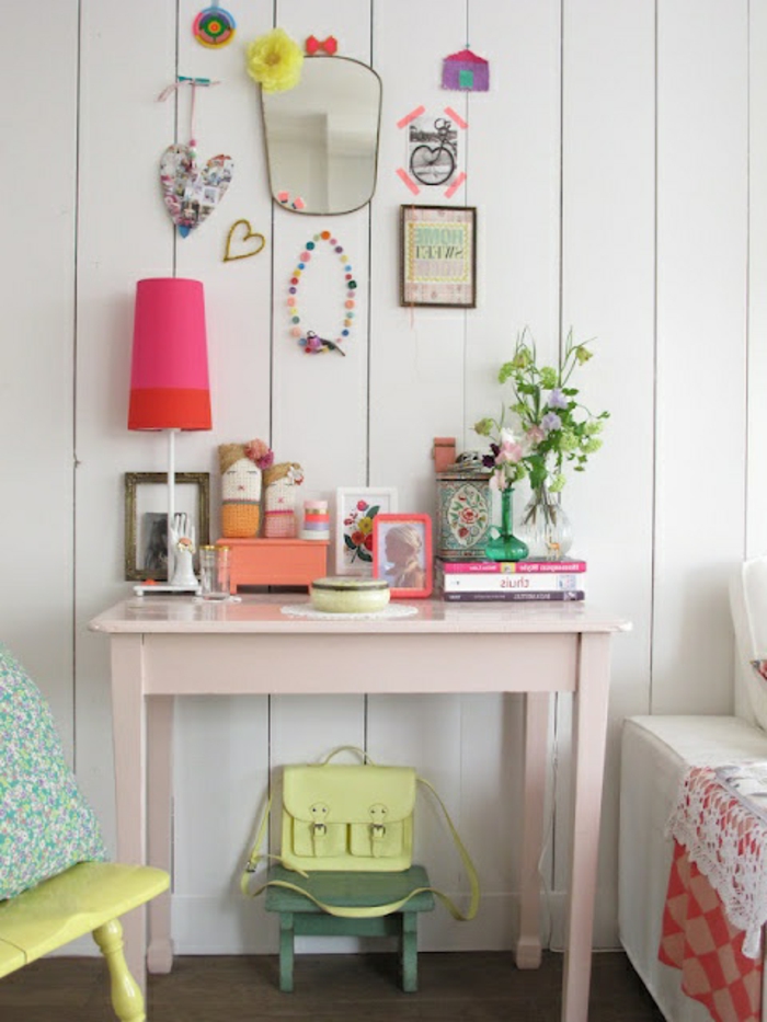 jolie-chaise-de-bureau-enfant-lampe-de-bureau-rose-mur-en-planchers-blancs-decoration-murale