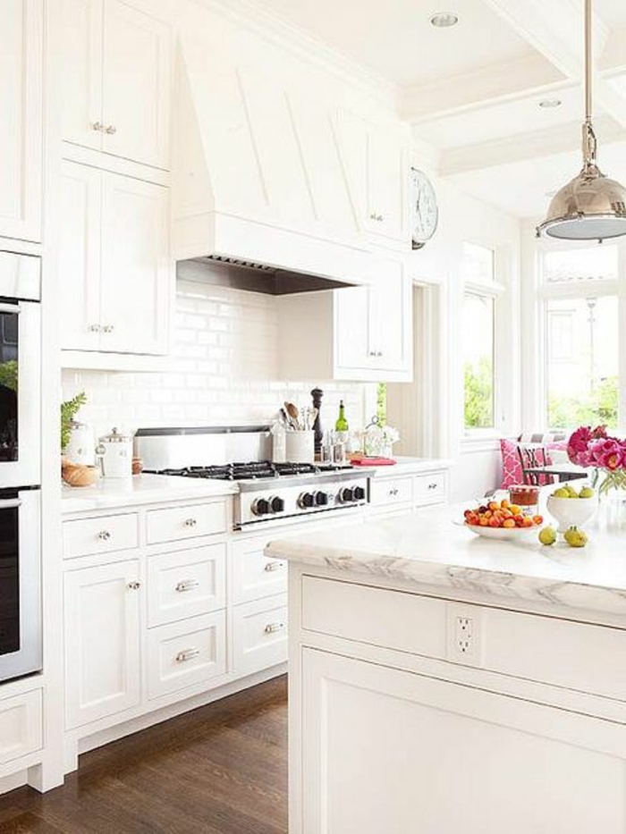 la-plus-belle-cuisine-avec-îlot-de-cuisine-blanc-en-marbre-blanc-et-intérieur-blanc