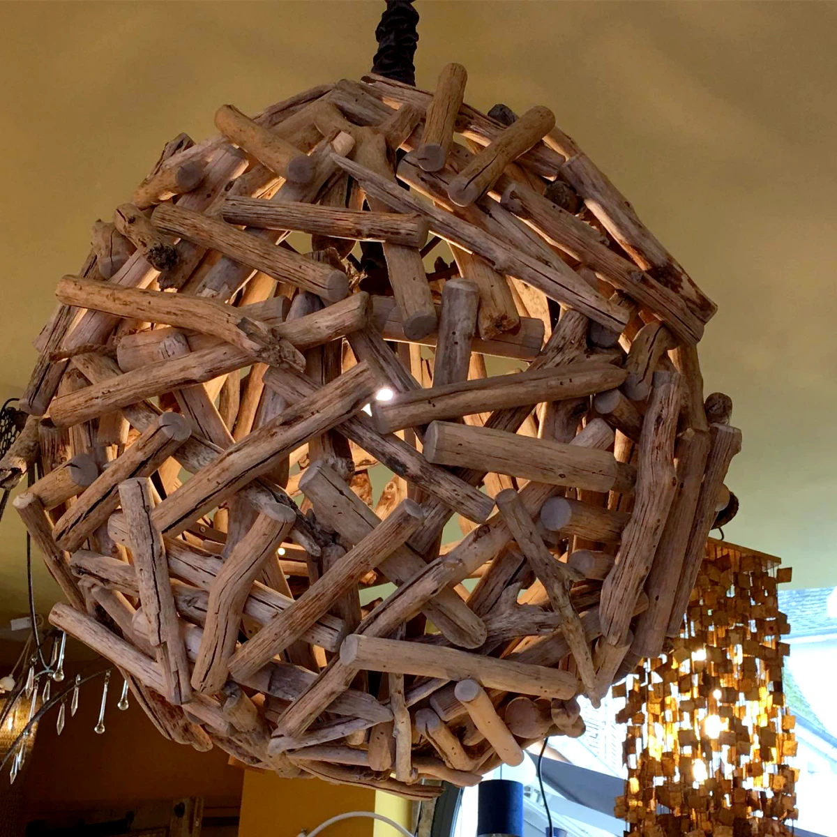 lampadaire avec du bois flotte en forme de cercle