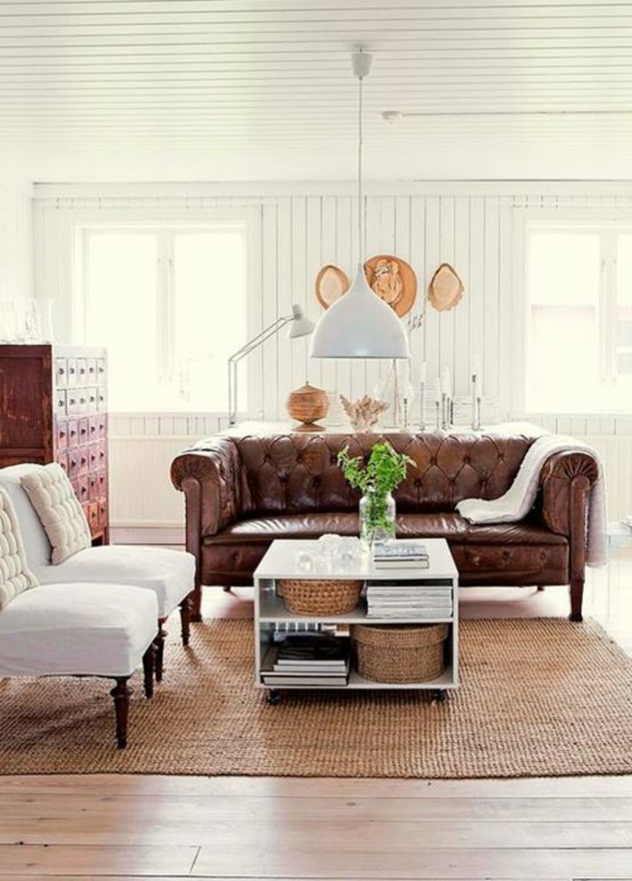 le-plus-beau-fauteuil-club-cuir-vieilli-pour-le-salon-moderne-avec-plafond-en-planchers-blancs