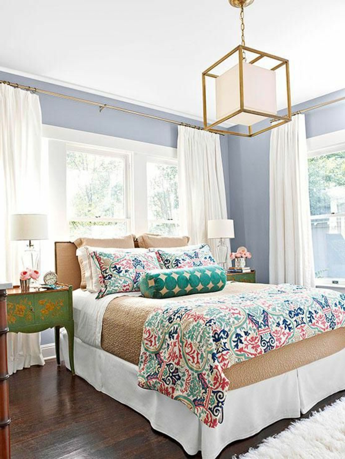 linge-de-lit-coloré-parquette-foncé-couverture-de-lit-mur-gris-lustre-en-fer-sol-en-parquette-foncé