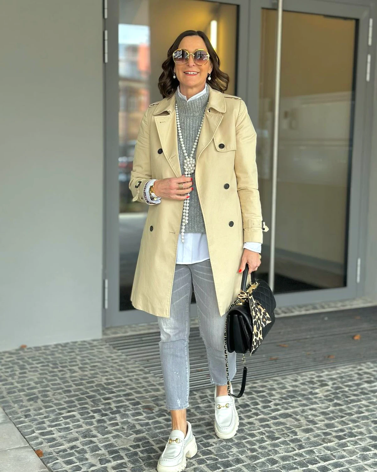 look decontracte et chic mode femme 40 et plus trench beige jean gris mocassins blancs
