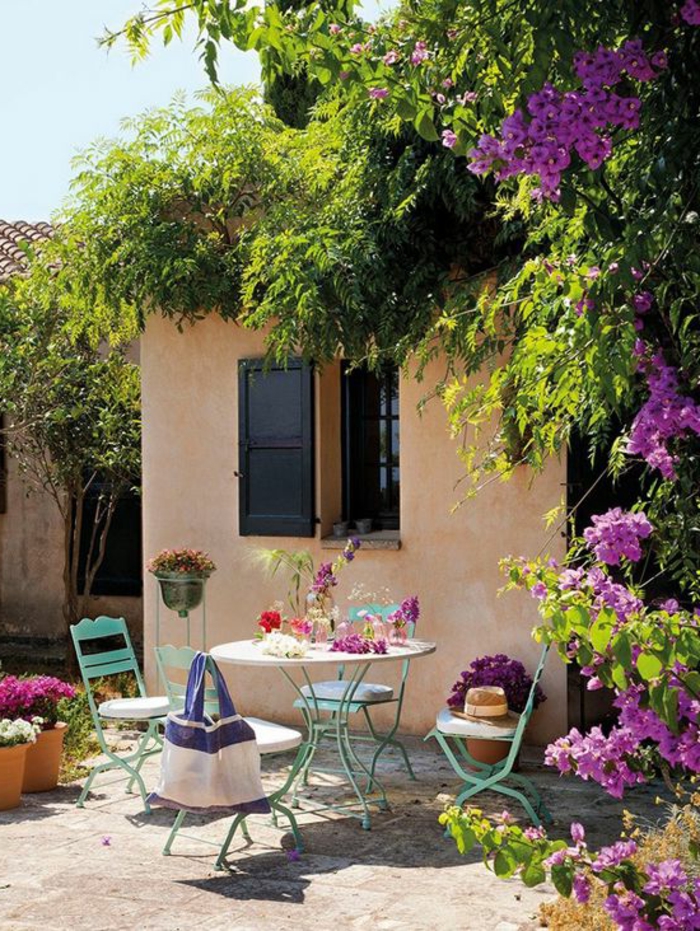 maison-avec-fleurs-sur-les-murs-plante-grimpante-persistant-fleurs-violets-d-extérieur-maison
