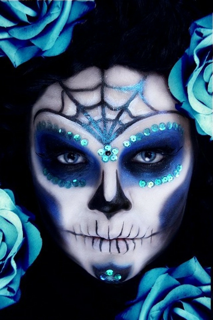 maquillage-halloween-femme-maquillage-zombie-mortele-vivante-bleue-resized