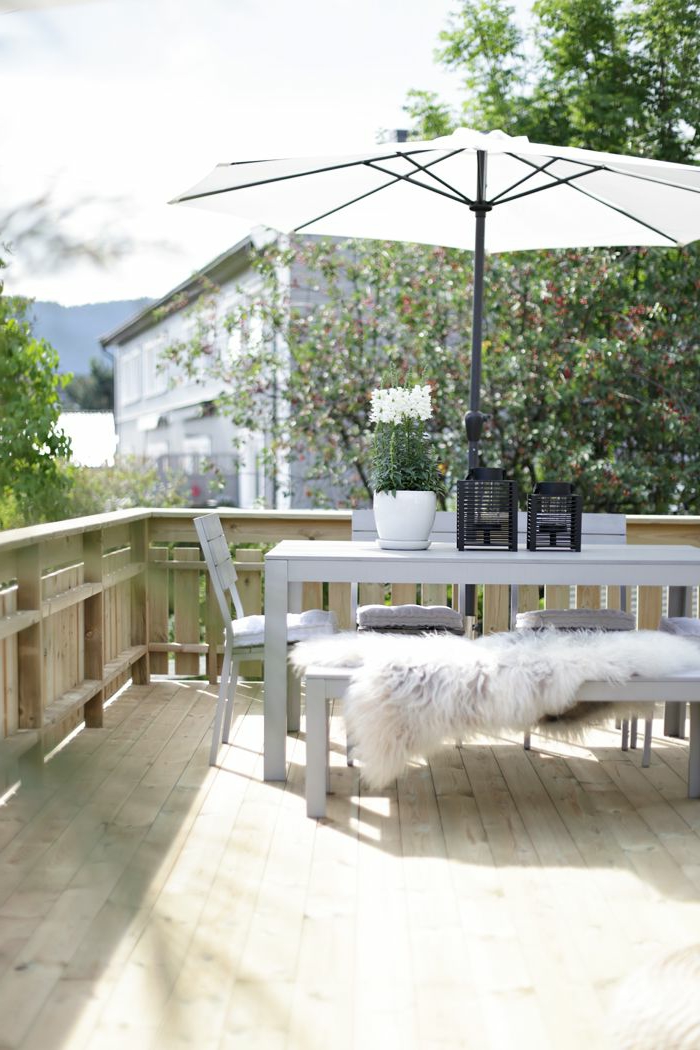 meubles-d-extérieur-table-et-chaises-de-balcon-parasol-de-balcon-blanc-meubles