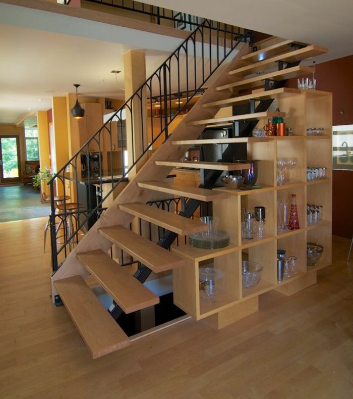 meubles-sous-pente-étagère-en-bois-sous-escalier