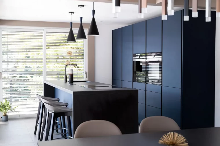 modele de cuisine avec ilot central en bleu et noir