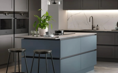 modele de cuisine avec ilot central en bleu pale placards en gris
