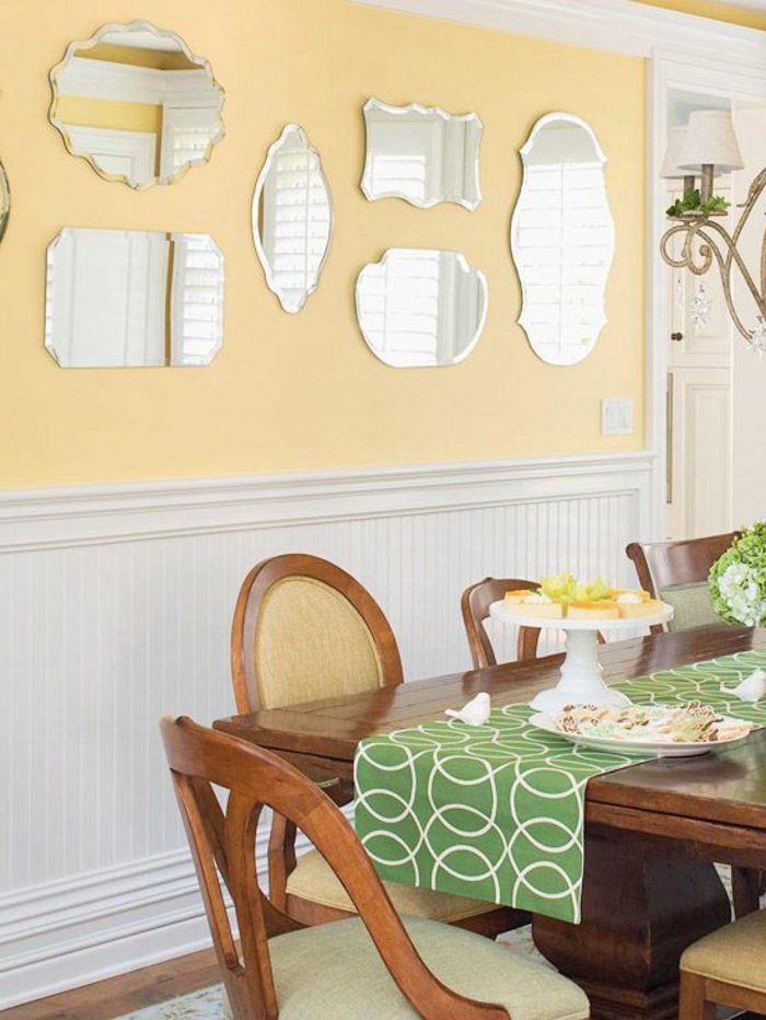 mur-jaune-miroirs-ikea-miroir-décoratif-table-en-bois-massif-foncé-table-de-salon